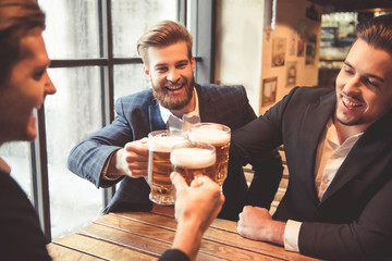 Canvas Print - Men at the pub