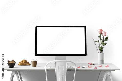 Foto Moderne Arbeitsplatz mit Computer und Blumen - Textfreiraum