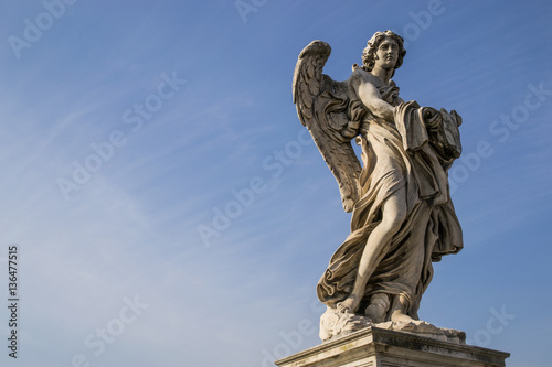 Foto  Angelo che porta la tunica, Ponte Sant'Angelo, Roma