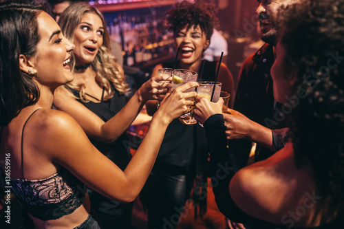Fotografía Group of friends partying in a nightclub