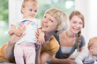 © Kzenon - Junge Frauen mit ihren Kleinkindern in Krabbelgruppe