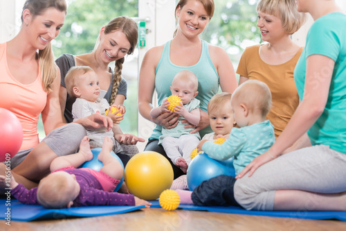 Cuadros en Lienzo Junge Frauen in Mutter-Kind-Gymnastik spielen mit ihren Babys