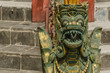 gruene statue von buddhistischen tempel