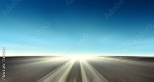 Fotografía Strada asfaltata con cielo blu - In viaggio verso l'infinito