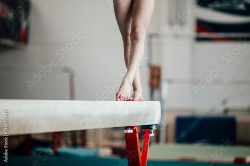 Fotografia feet young girl athlete gymnast on balance beam