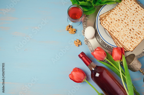 Fotografía Passover holiday concept seder plate, matzoh and tulip flowers on wooden background