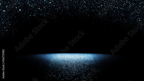 Plakat tło świecidełka - migoczący niebieski blask padający na płaskiej powierzchni oświetlony jasnym światłem reflektorów