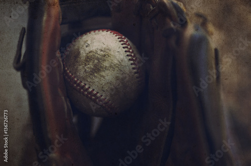 Plakat Stary baseball złapany w skórzane rękawiczki. Tło sportowe lub gra lub wydrukuj.