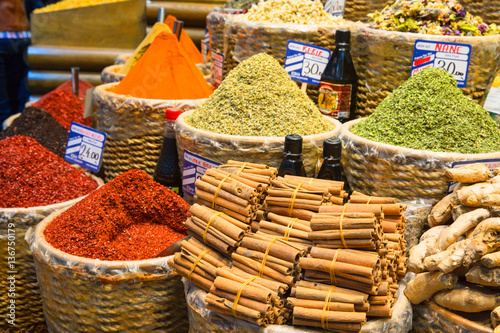 Poster Baskets of Colorful Turkish Spices at the Grand Bazaar in Istanbul, Turkey