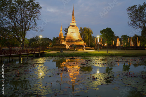 Fotografie, Obraz View of ruins of the ancient Buddhist temple of Wat Sa Si in evening twilight