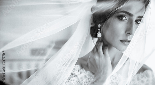 Fotografía young beauty bride with big eye