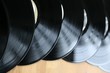 LP Vinyl Schallplatten in Anordnung auf Tisch
