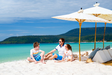 Sticker - Father and kids at tropical beach