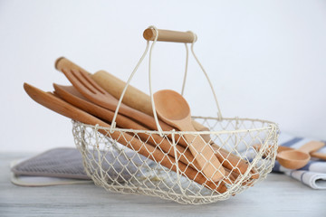 Canvas Print - Wooden cooking utensils in basket on table