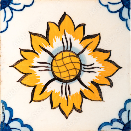Naklejka dekoracyjna Klasyczne portugalskie płytki kwiatowe szkliwione