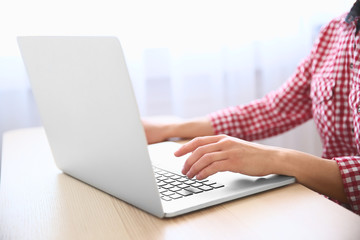 Canvas Print - Closeup of woman working on laptop