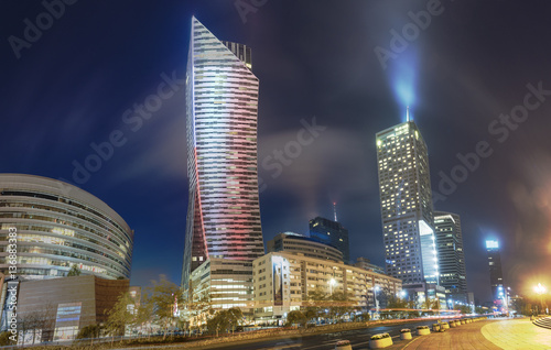 warszawa-miasto-z-drapaczami-chmur-noca