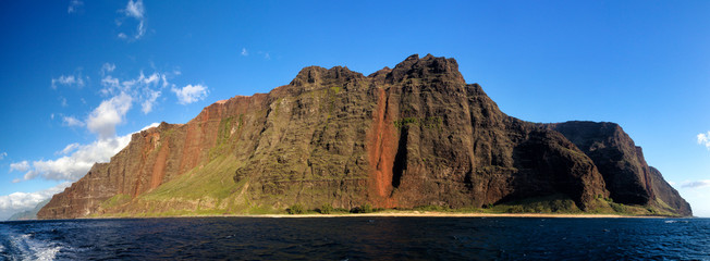 Wall Mural - Blick vom Meer aus auf die berühmte Na Pali Coast an der Nordostküste von Kauai, Hawaii, USA.