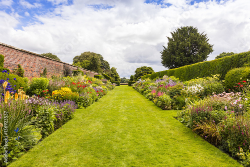 Fotografía Herbaceous border in a well tended garden with perennial flowering plants