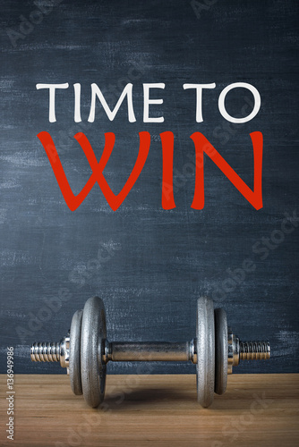 Fotografia metal barbell on dark gray background and motivation text time to win