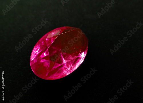 Fotografía ruby gem crystal precious jewel on black background