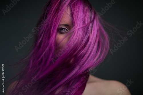 Fotografía portrait attractive girl with violet hair