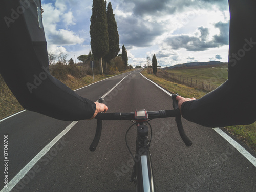 Zdjęcie XXL Dobra zabawa na rowerze w Toskanii. Osobista perspektywa rowerzysty.
