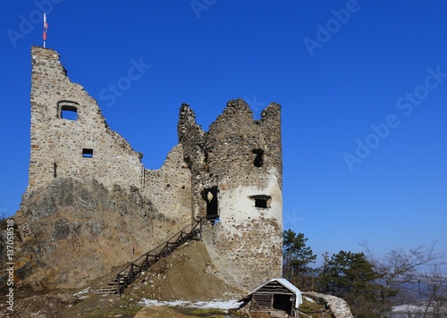 Plakat Ruiny zamku Reviste, Słowacja, w sezonie zimowym, widok od strony południowej