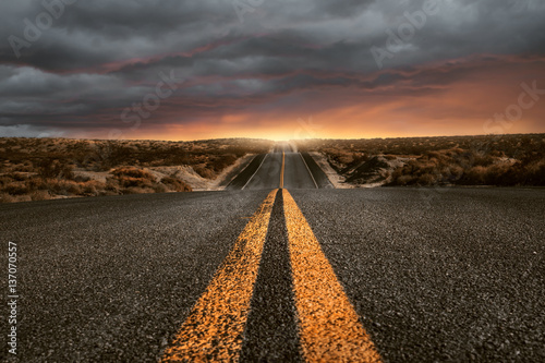 Fotografia  Straße über Hügel