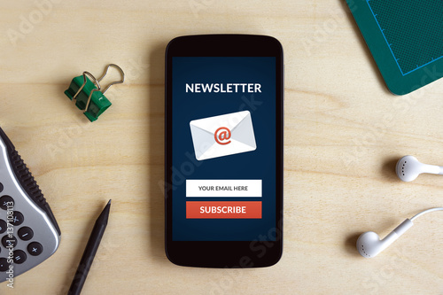 Pinturas sobre lienzo Subscribe newsletter concept on smart phone screen on wooden desk