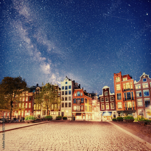 Dekoracja na wymiar  piekny-spokojna-noc-widok-na-miasto-amsterdam