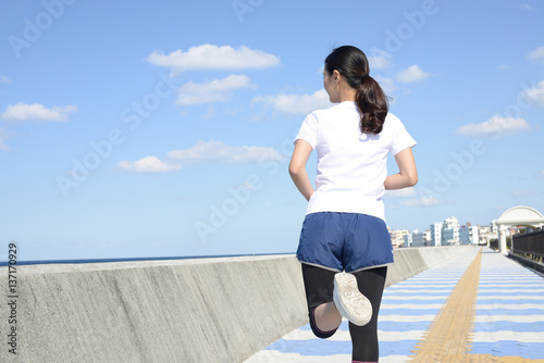 海岸を走る走る女性 Adobe Stock でこのストック画像を購入して 類似の画像をさらに検索 Adobe Stock