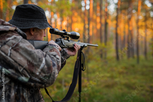 Fotografía Hunter aiming with rifle