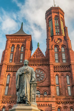 WASHINGTON DC, USA: The Smithsonian Castle Houses The Administrative Offices Of The Smithsonian. The Main Visitor Center Is Also Located Here, With Interactive Displays And Maps.