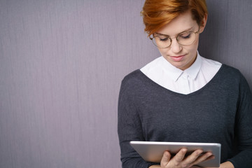 Poster - frau liest am tablet-pc