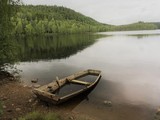 Fototapeta  - Boot auf einem See in Schweden