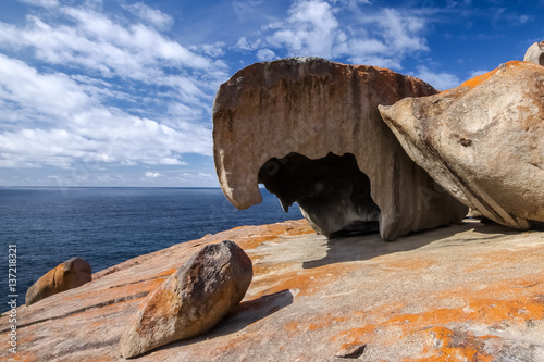 Foto Bemerkenswerte Felsen mit blauem und weißem Himmel, eindrucksvoller Markstein au