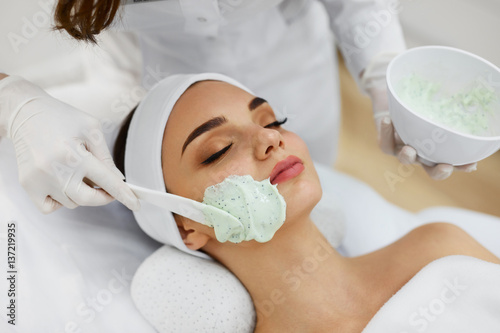Facial Skin Care. Beautiful Woman Getting Cosmetic Mask In Salon Fototapet