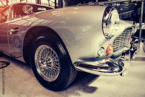 Fotomural Hermoso coche de plata retro en el espectáculo Algunos