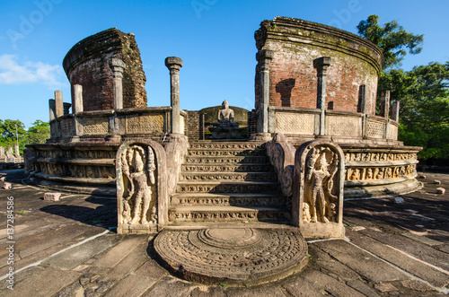 Cuadros en Lienzo Ancient City of Polonnaruwa, Vatadage (Circular Relic House) in Polonnaruwa Quad