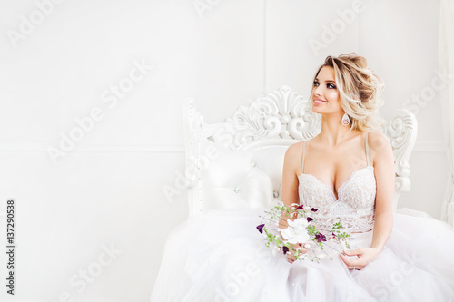 Fotomural Young bride is sitting in white armchair