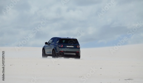 Fotomural 4x4 driving in dunes of sand