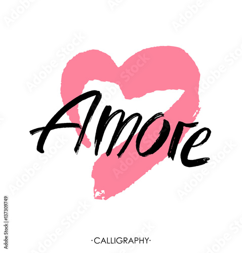 Fotografía Amore - palabra de letras dibujadas a mano con corazón rosa