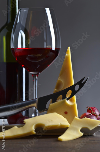 ser-i-czerwone-wino-na-starym-drewnianym-stole