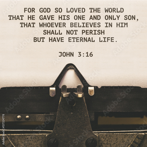 Fotografía Bible quote on paper in vintage type writer from 1920s