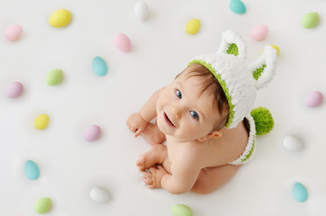baby junge ist ein osterhase.