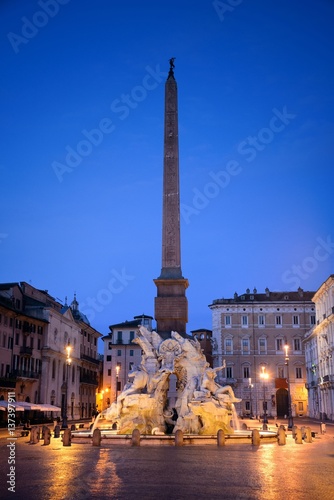 piazza-navona-plac-w-rzymie-polozony-w-rione-parione-zdjecie-wykonane-w-nocy