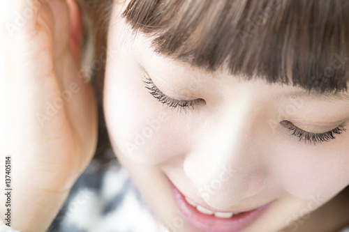 女性 ポートレート 俯く 笑顔 思う 考える ビューティ アップ 白バック コピースペース Stock 写真 Adobe Stock