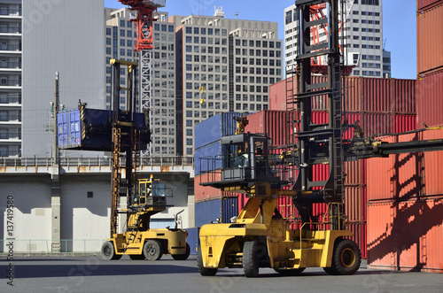 Fotografie, Obraz Toplifter handling cargo container loading to container trailer in import export