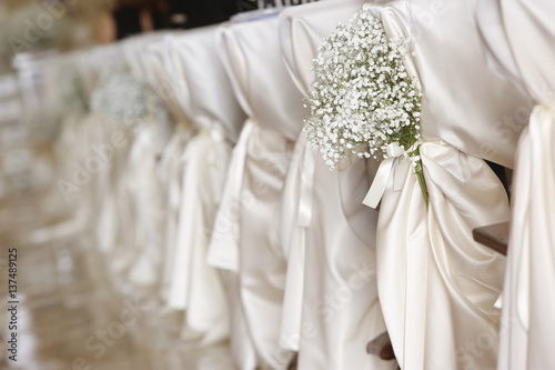 Fotografia Dettagli floreali matrimonio su sedie addobbate